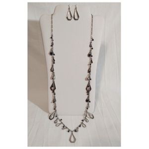 5/$15 White House Black Market Necklace and Earring Set